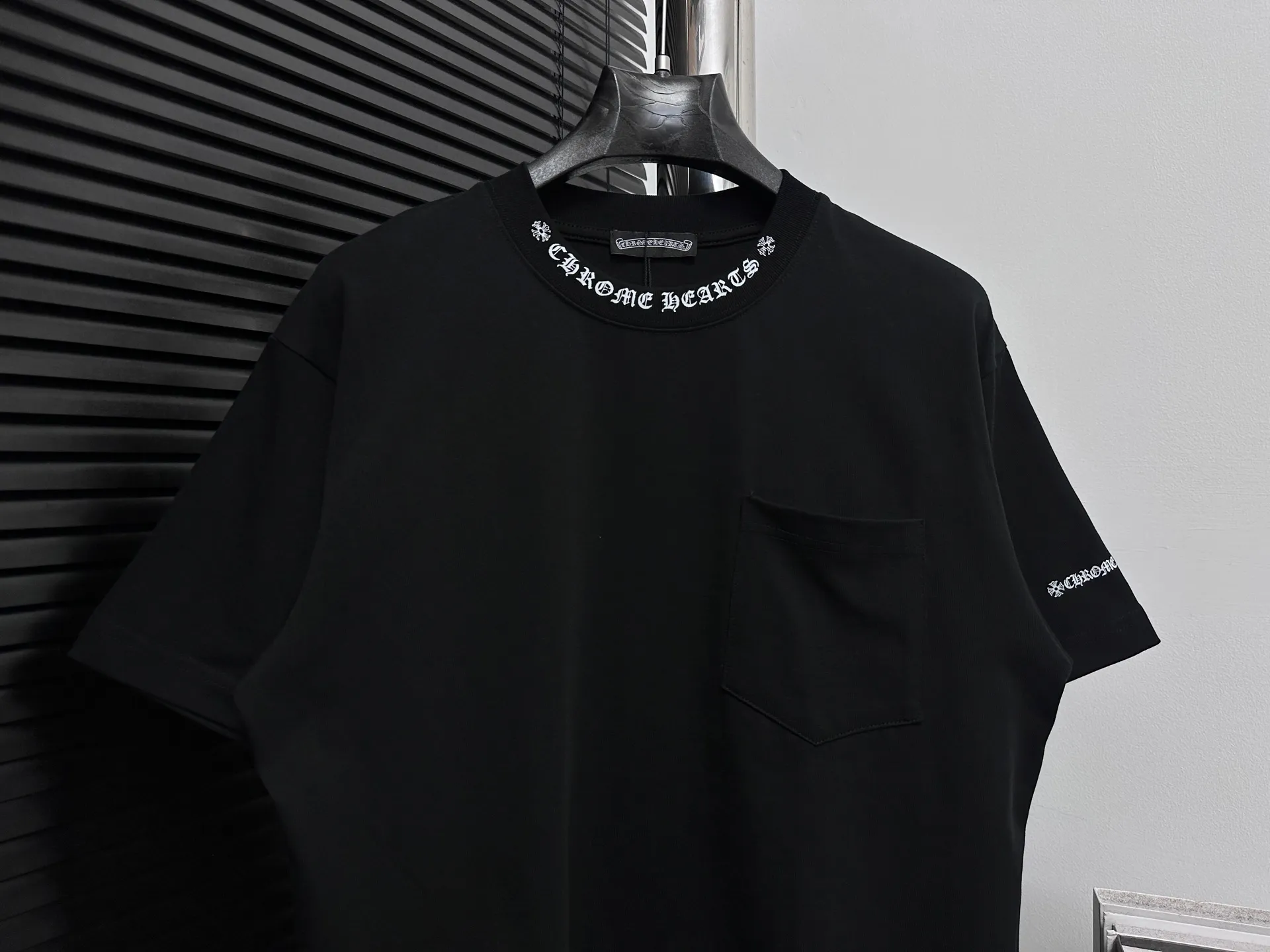 🅿️170 [Chrome heart*] Chrome heart ch 25ss early spring new style Sanskrit pocket short sleeves ·280g 100% cotton double yarn jersey fabric ·Special thickened 32 pieces of double-strand 1x1 thread in the same cylinder custom dyeing ·Double-needle stitching and cross-stitching technology ·Original main mark washed tag Color: black white Size: XS-L